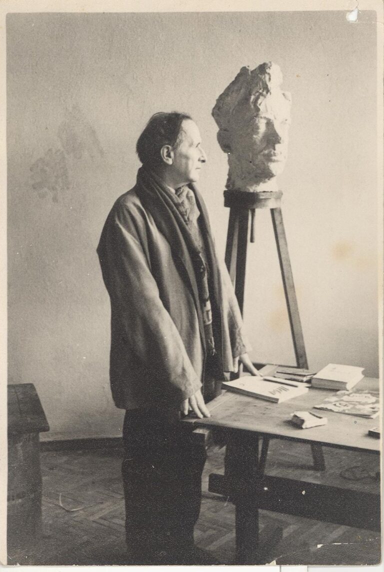 Георгий Траугот с портретом Кошелева. 1950-е (фото Р. Гудзенко)