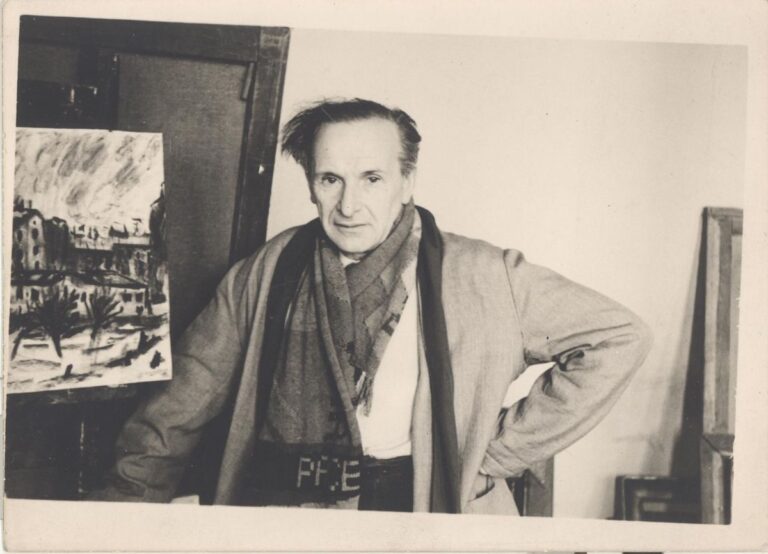 Георгий Траугот со своей работой. 1950-е (фото Р. Гудзенко)